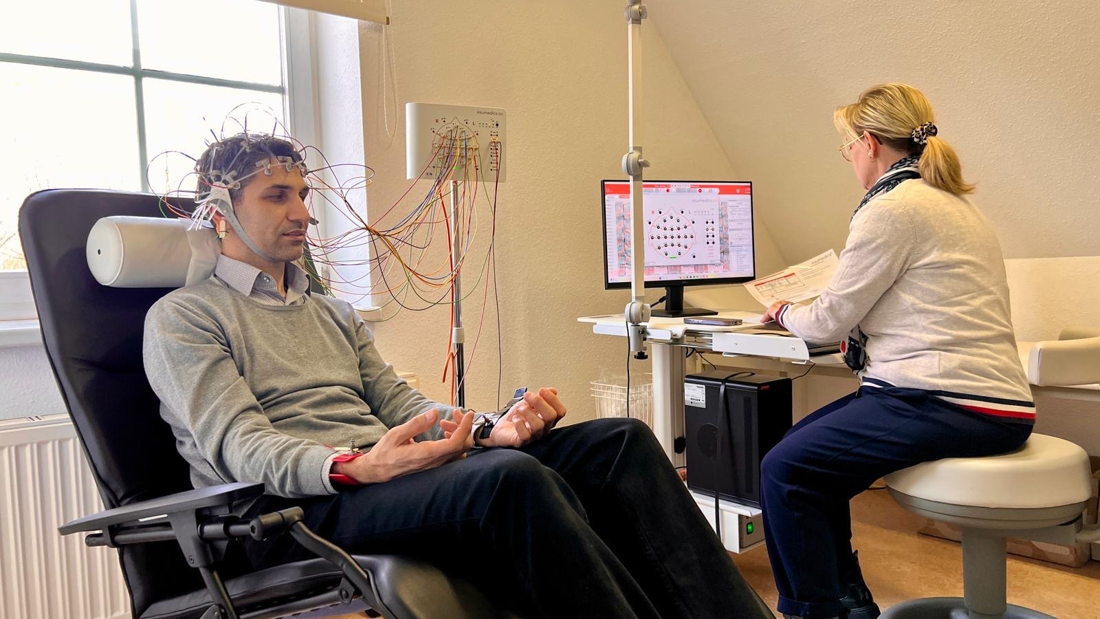 EEG-Untersuchung – Messung der Hirnströme mittels Elektroden auf der Kopfhaut